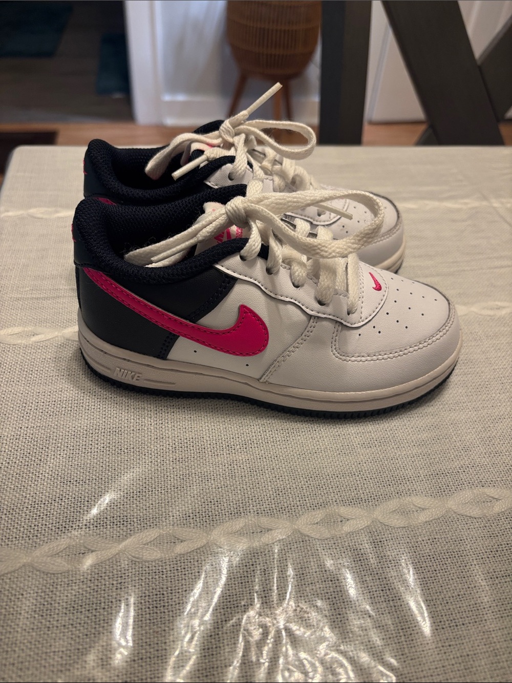 Nike Kids White and Pink Low-Top Sneakers
